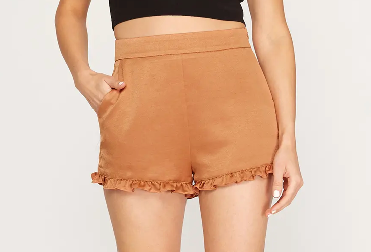 WOVEN RUFFLED HEM SHORTS